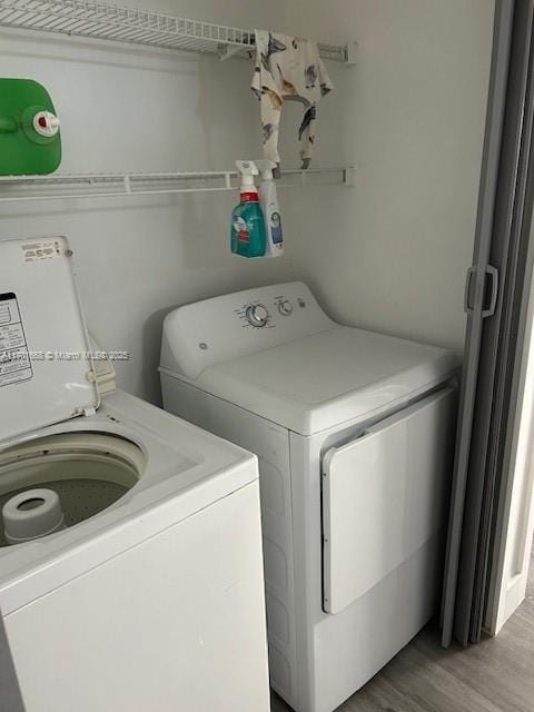 washroom featuring light wood-type flooring and independent washer and dryer