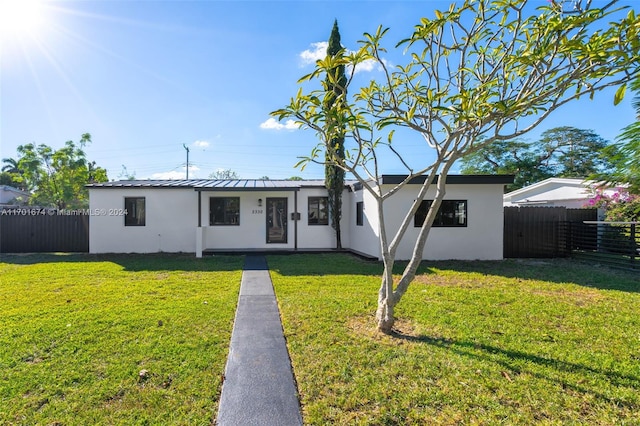 view of front of property featuring a front lawn