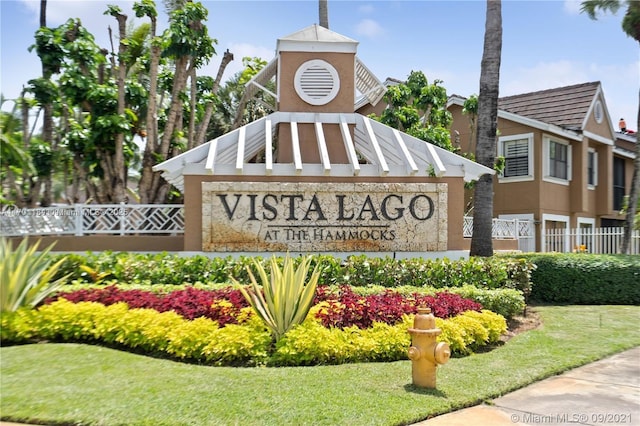 community / neighborhood sign featuring a lawn