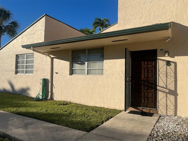 property entrance featuring a yard