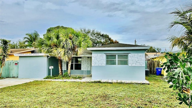 single story home featuring a front yard