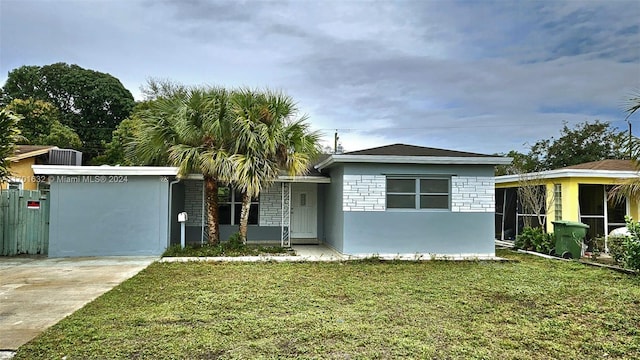 ranch-style home featuring a front lawn