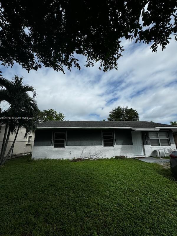 view of front of home featuring a front lawn