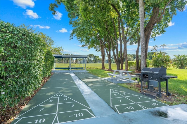 view of property's community featuring a lawn