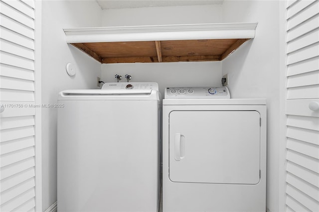 laundry room with washing machine and clothes dryer