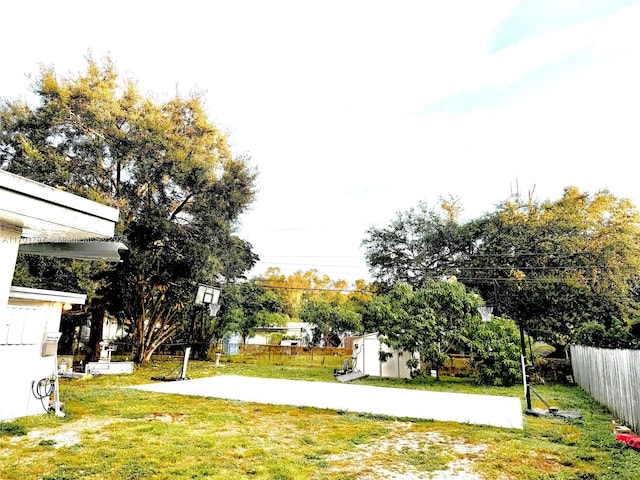 view of yard featuring a storage shed