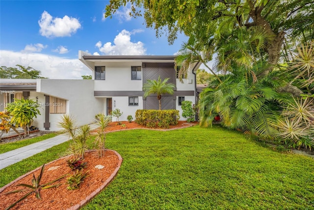 view of front of home featuring a front yard