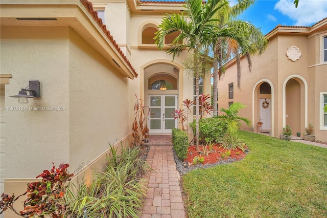 property entrance featuring a yard