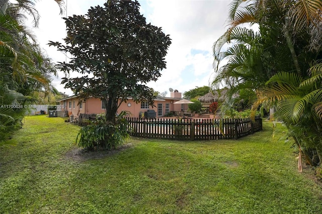 view of yard featuring a pool