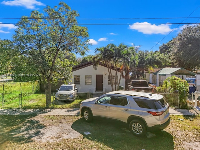 view of front facade featuring a front lawn