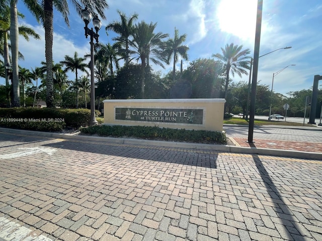 view of community / neighborhood sign