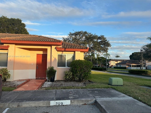 view of front of house featuring a front yard