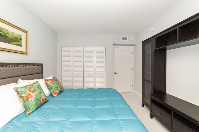 bedroom featuring a closet