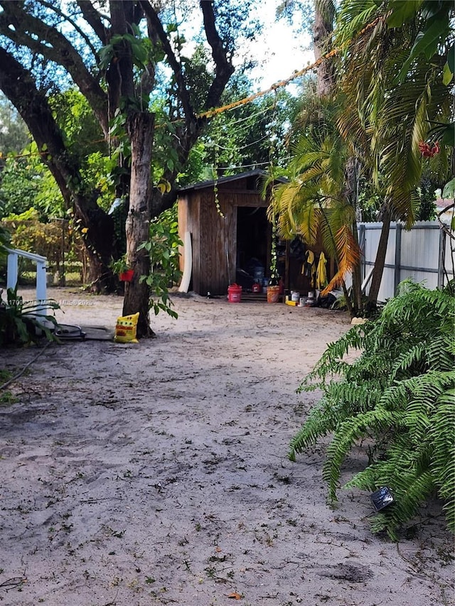 view of yard featuring a shed