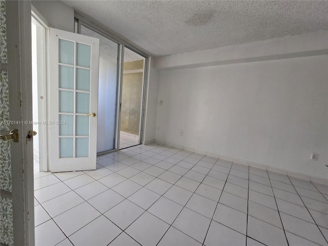 bathroom with toilet and tiled shower / bath