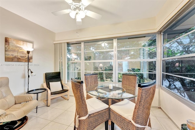 sunroom with ceiling fan