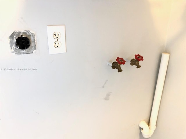 18900 NE 14th Ave Unit D204, Miami, FL 33179 - laundry view
