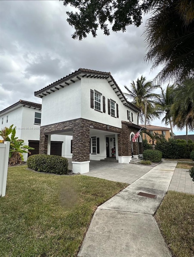 view of front of house featuring a front lawn