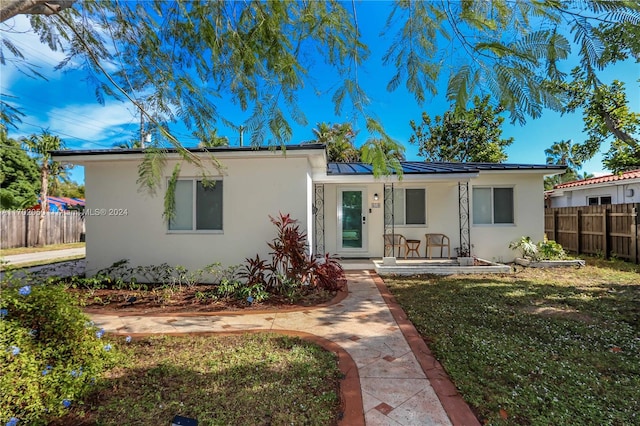 view of front of house featuring a front lawn