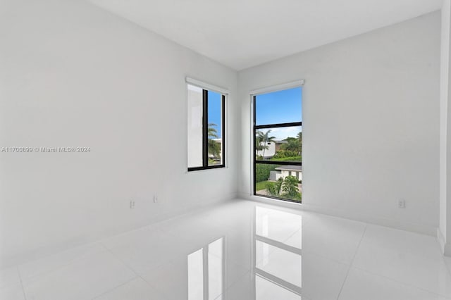 empty room featuring light tile patterned flooring