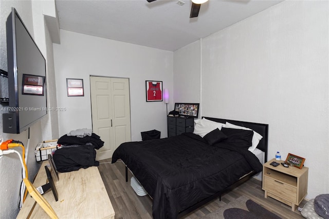 bedroom featuring ceiling fan, dark wood-type flooring, and a closet