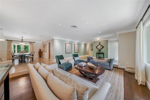 living room featuring recessed lighting, wood finished floors, visible vents, baseboards, and crown molding