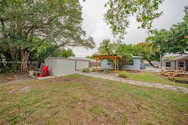 view of yard featuring a shed and a pergola