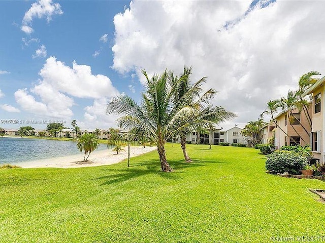 view of yard featuring a water view