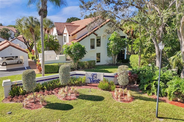 exterior space featuring a front yard