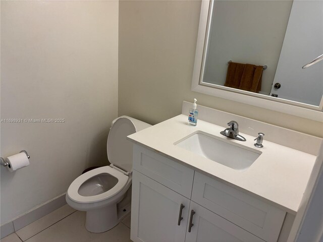 empty room featuring light tile patterned flooring