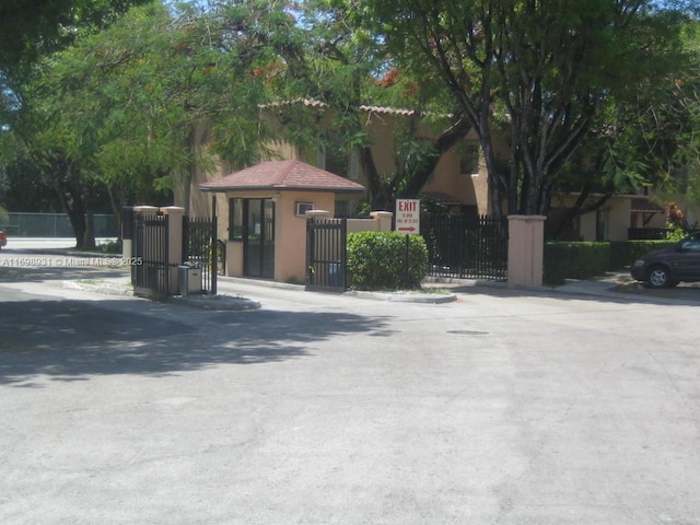 10806 N Kendall Dr Unit P-26, Miami, FL 33176 - view of front facade with fence and a gate