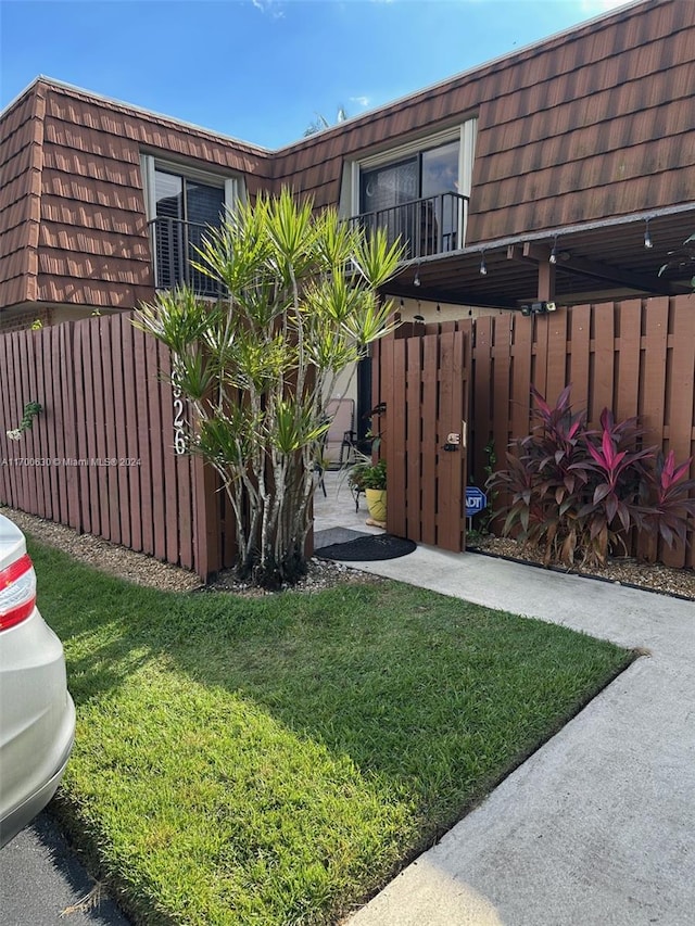 view of yard with a balcony