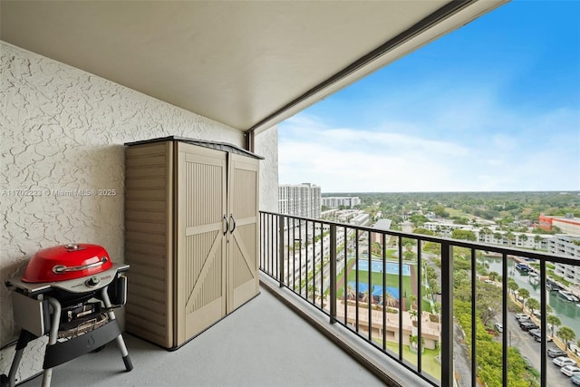 balcony featuring a grill