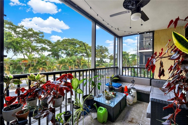 sunroom with ceiling fan