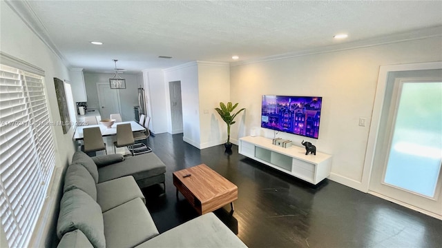 living area featuring recessed lighting, baseboards, a textured ceiling, and crown molding