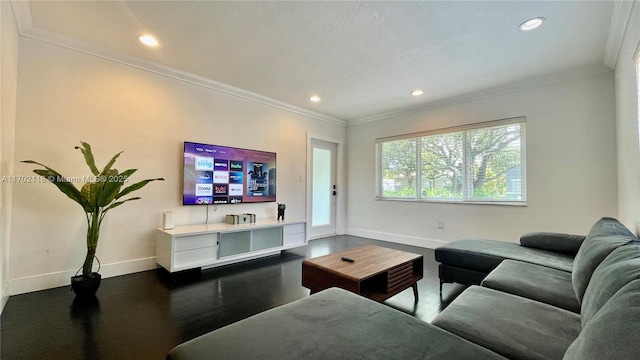 living area with recessed lighting, baseboards, dark wood-style flooring, and crown molding