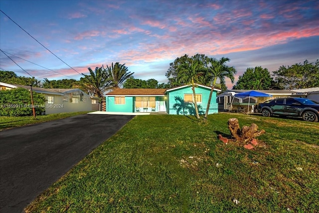 view of front of house featuring a lawn