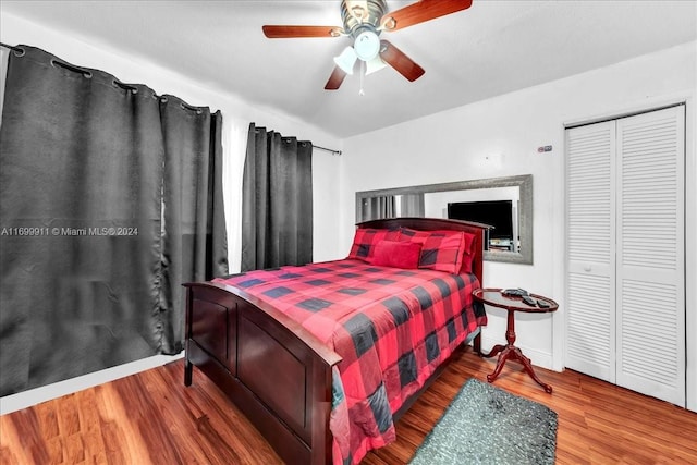 bedroom with ceiling fan, a closet, and hardwood / wood-style flooring