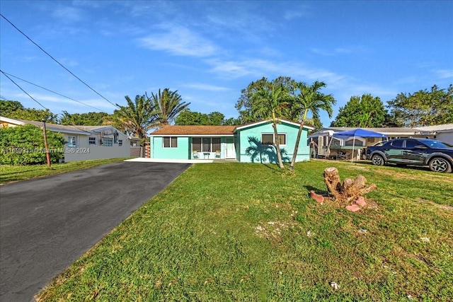 single story home with a front lawn