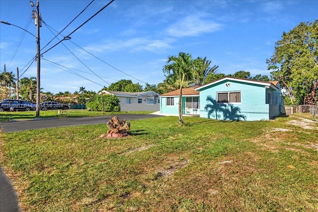 view of front of house featuring a front lawn