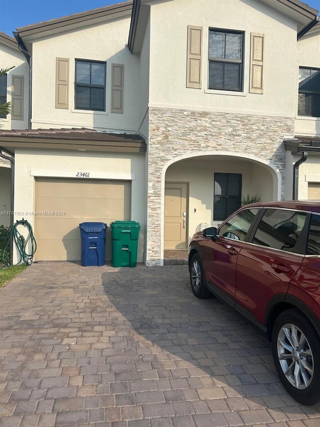 view of front facade with a garage