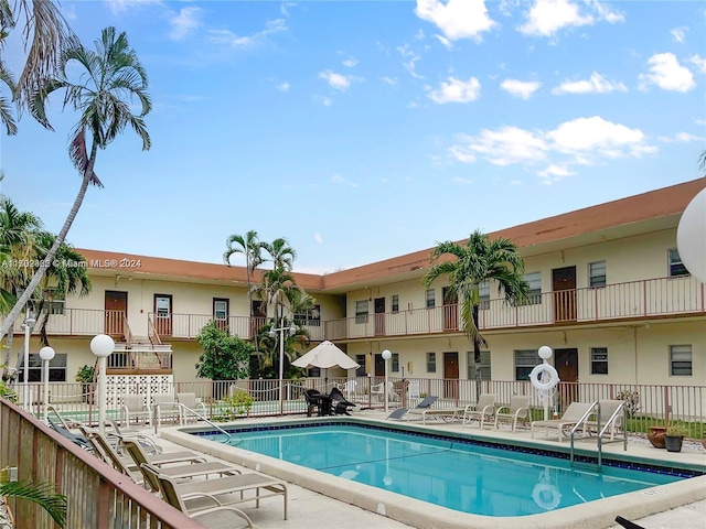 view of swimming pool