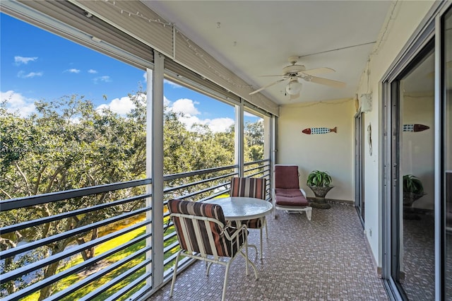 sunroom with ceiling fan