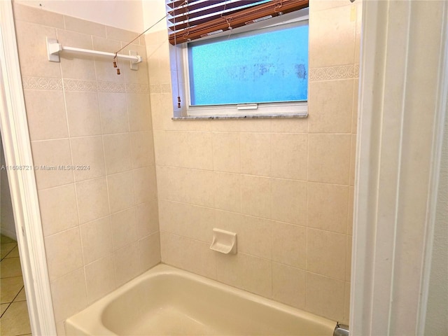 bathroom with tiled shower / bath combo