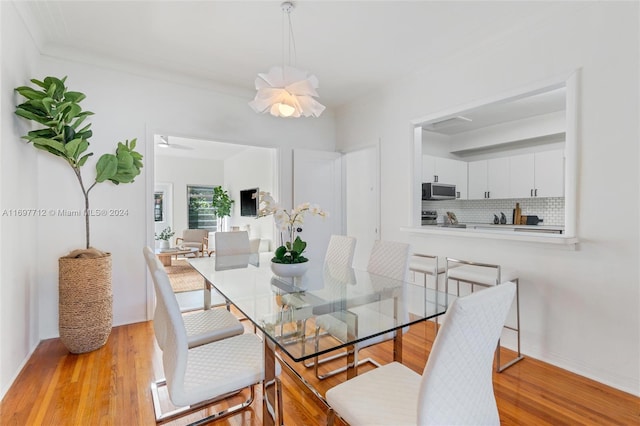 dining area featuring light hardwood / wood-style flooring, ceiling fan, and ornamental molding