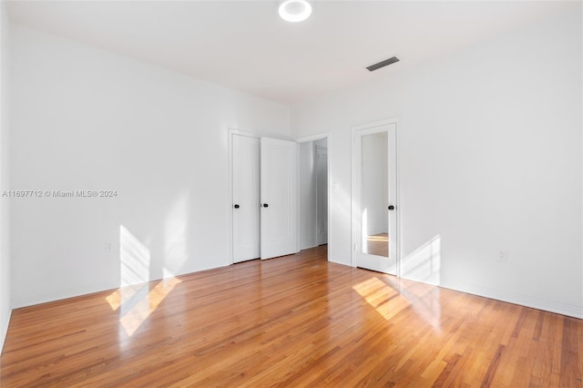 unfurnished room featuring light hardwood / wood-style flooring