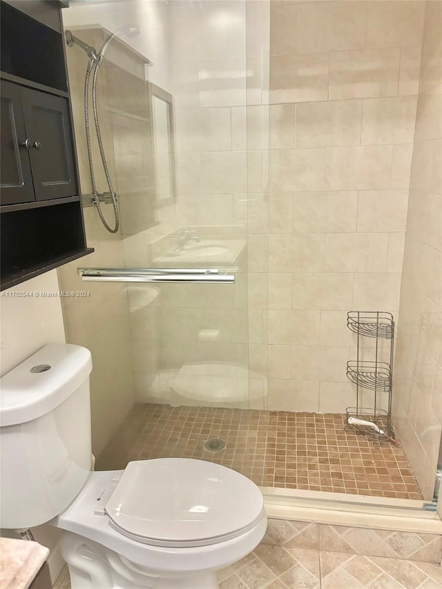 bathroom featuring toilet and tiled shower