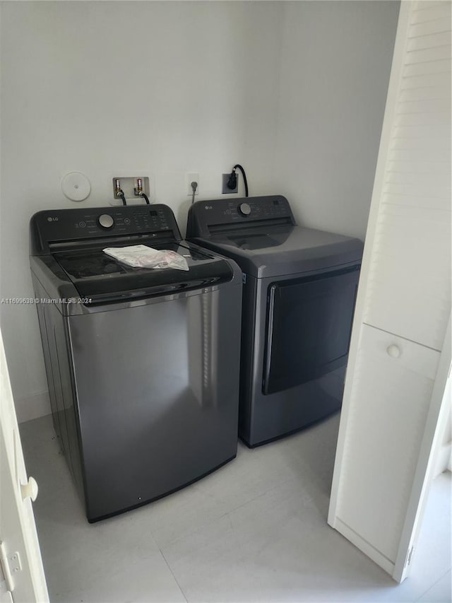 clothes washing area with washing machine and clothes dryer