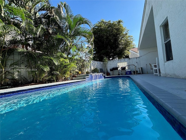 view of swimming pool featuring pool water feature