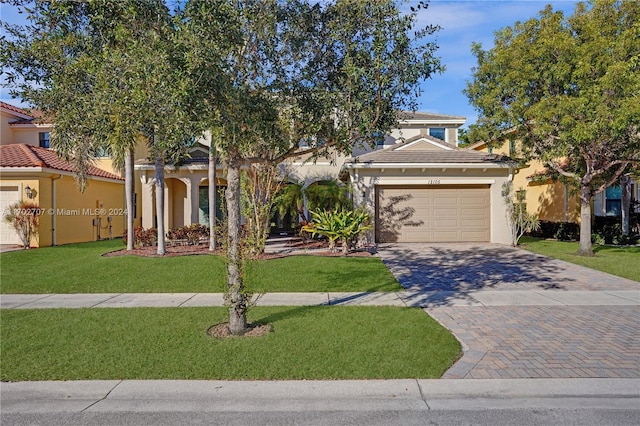 view of front of property featuring a front lawn